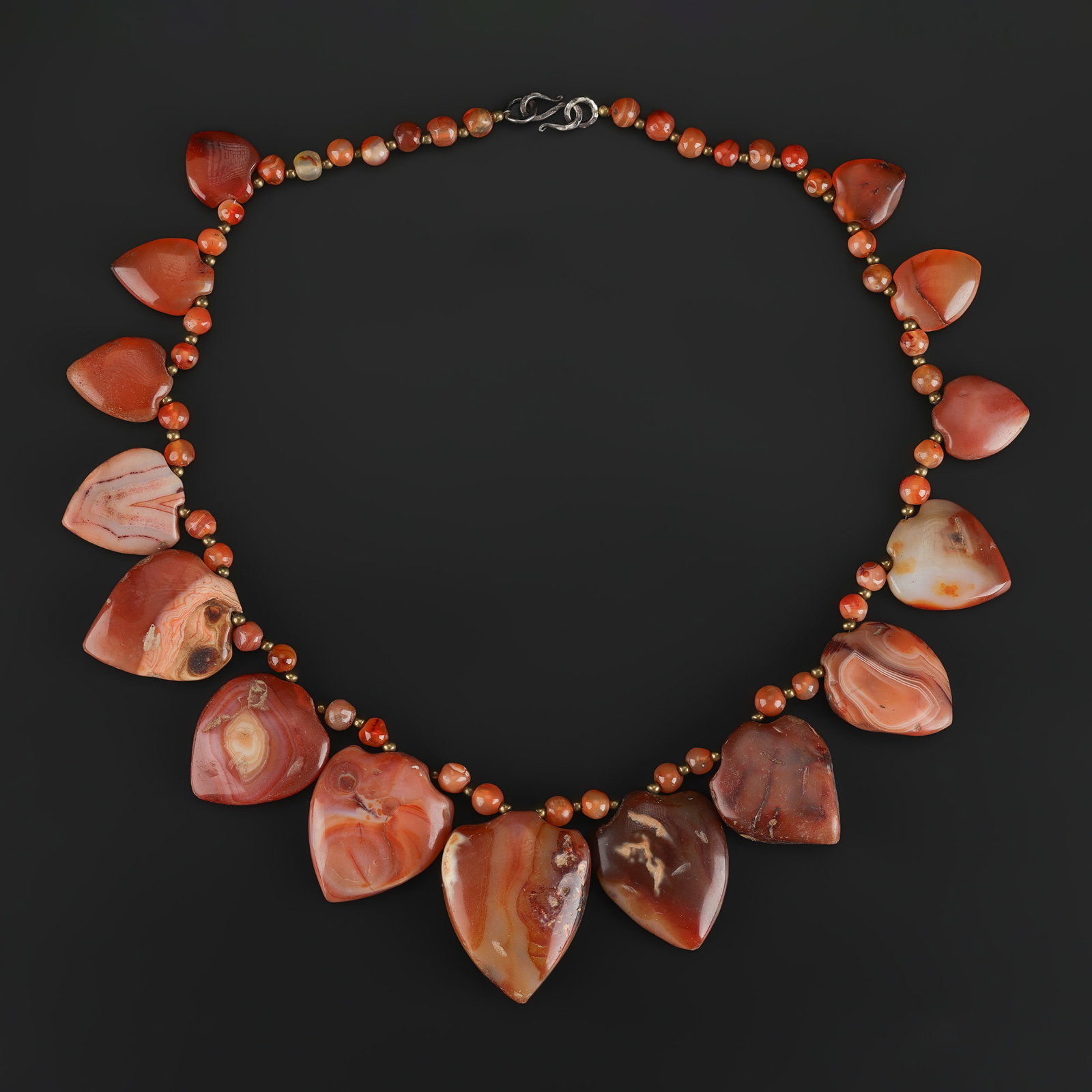 Antique Heart Shape Carnelian Agate Gems Stone Old Beads Necklace: Antique Heart Shape Carnelian Agate Gems Stone Old Beads Necklace featuring quality craftsmanship and collectible appeal. Suitable for display or collection. Length: 24in Total Weight: 308gram