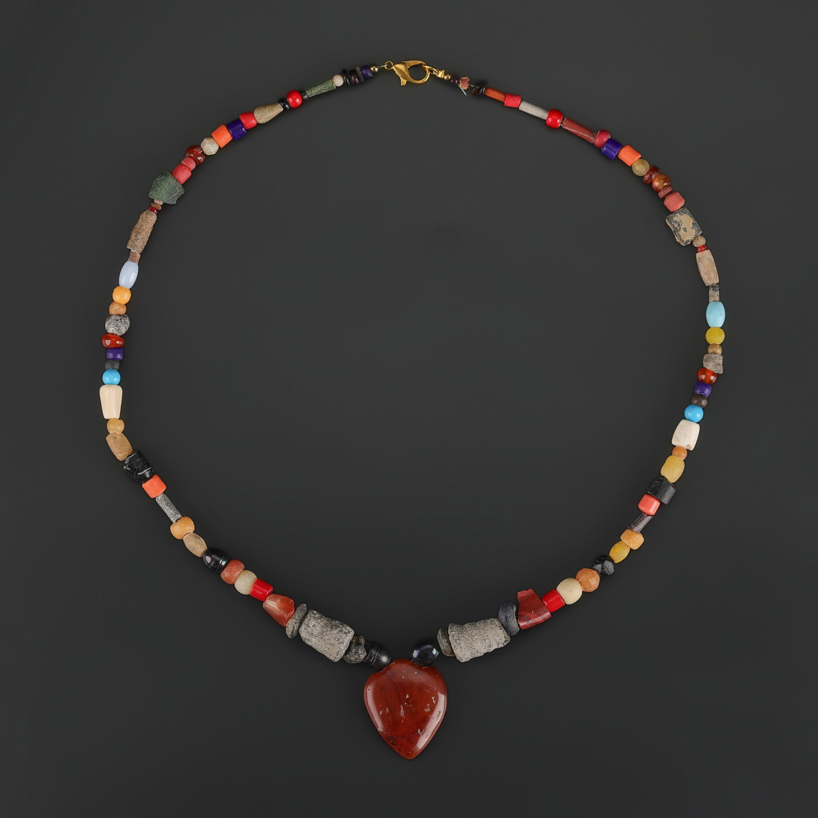 Antique Heart Shape Carnelian Agate Stone Pendant Old Glass Beads Necklace: Antique Heart Shape Carnelian Agate Stone Pendant Old Glass Beads Necklace featuring quality craftsmanship and collectible appeal. Suitable for display or collection. Length: 22in Total Weight: 46gram