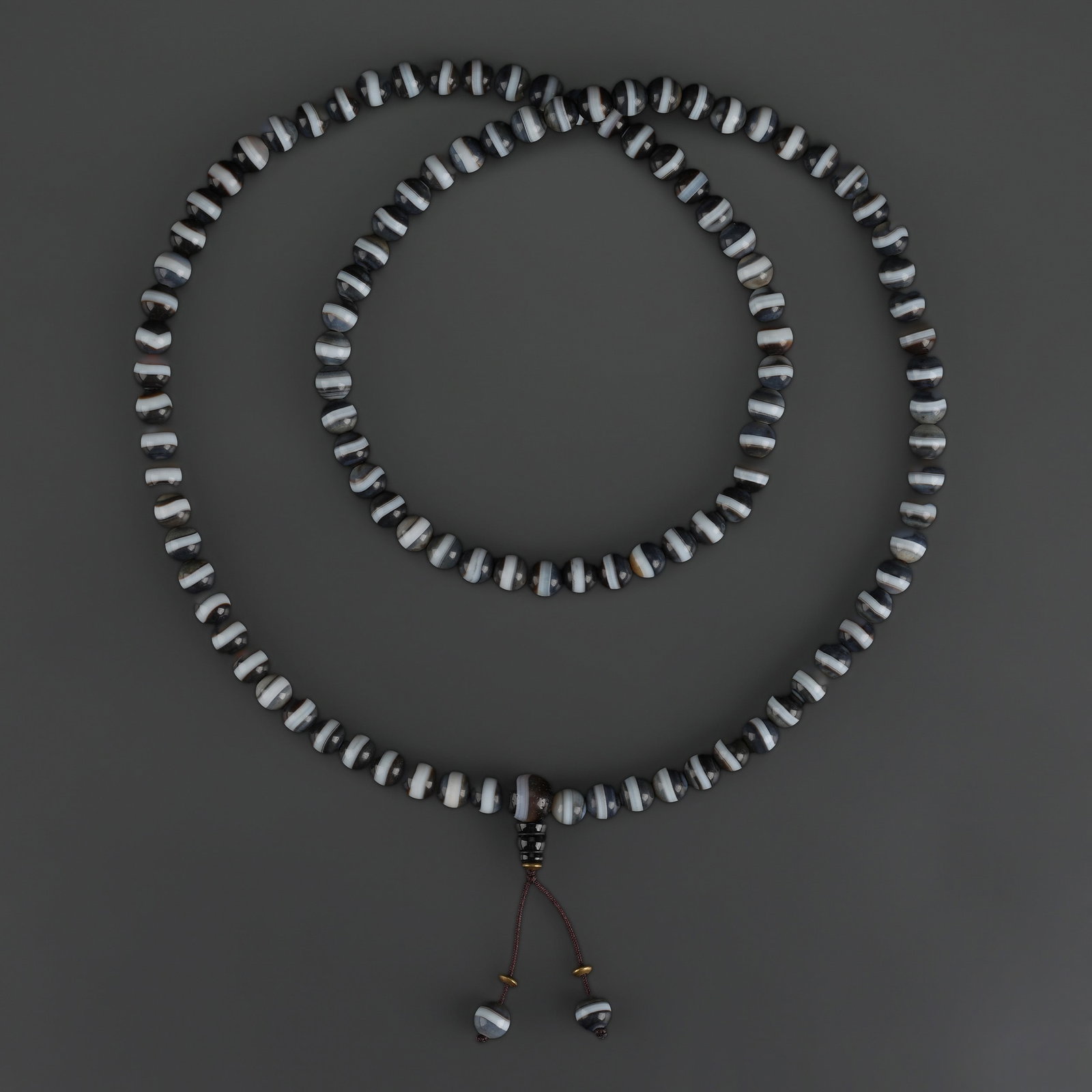 Tibetan 108-Piece Single-Line Agate Rami Medicine Bead Prayer Mala: Tibetan 108-Piece Single-Line Agate Rami Medicine Bead Prayer Mala featuring quality craftsmanship and collectible appeal. Suitable for display or collection. Length: 34in Total Weight: 88gram