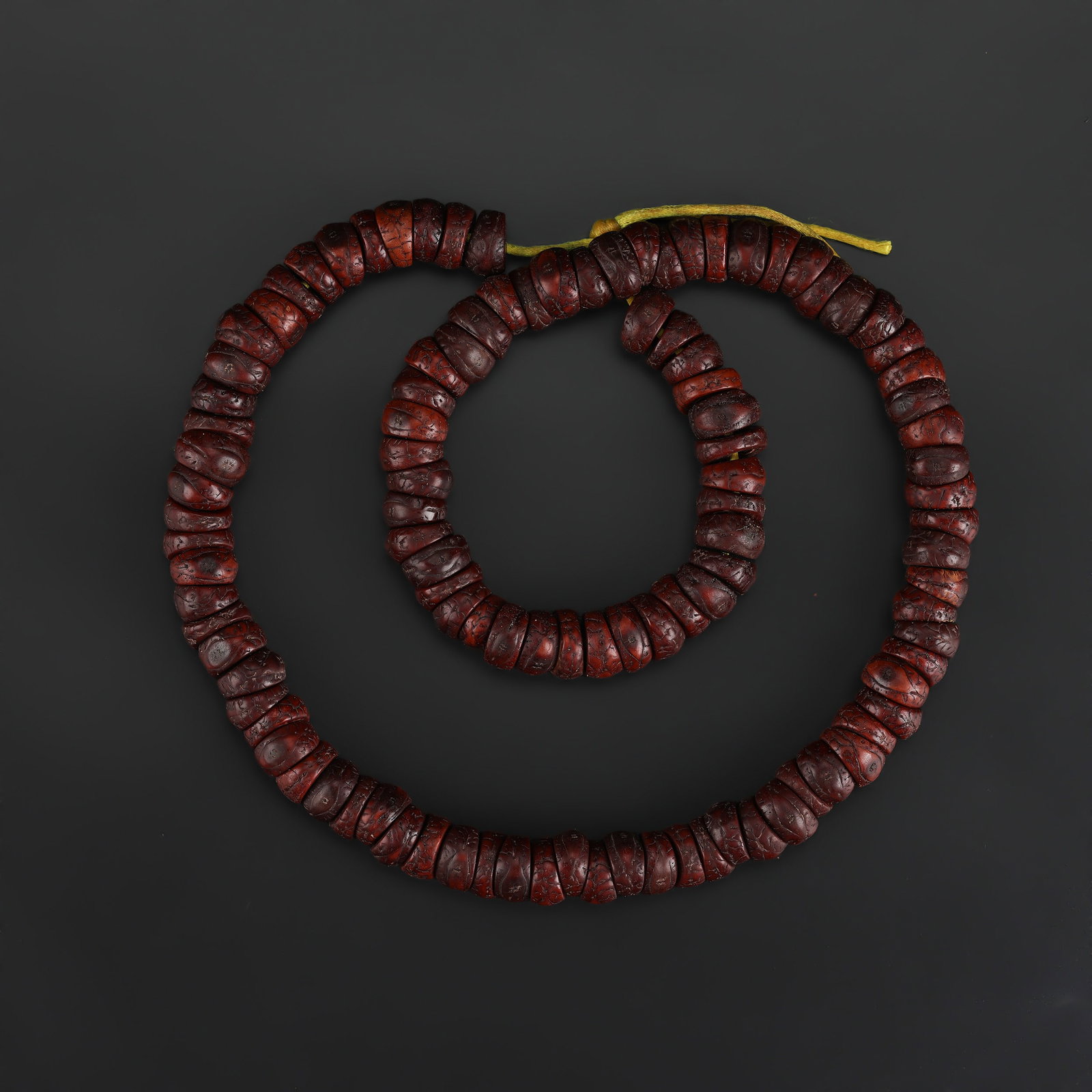 Gandhanra Antique Bodhi Mala Old Prayer Beads Necklace: Gandhanra Antique Bodhi Mala Old Prayer Beads Necklace featuring quality craftsmanship and collectible appeal. Suitable for display or collection. Length: 30in Total Weight: 117gram