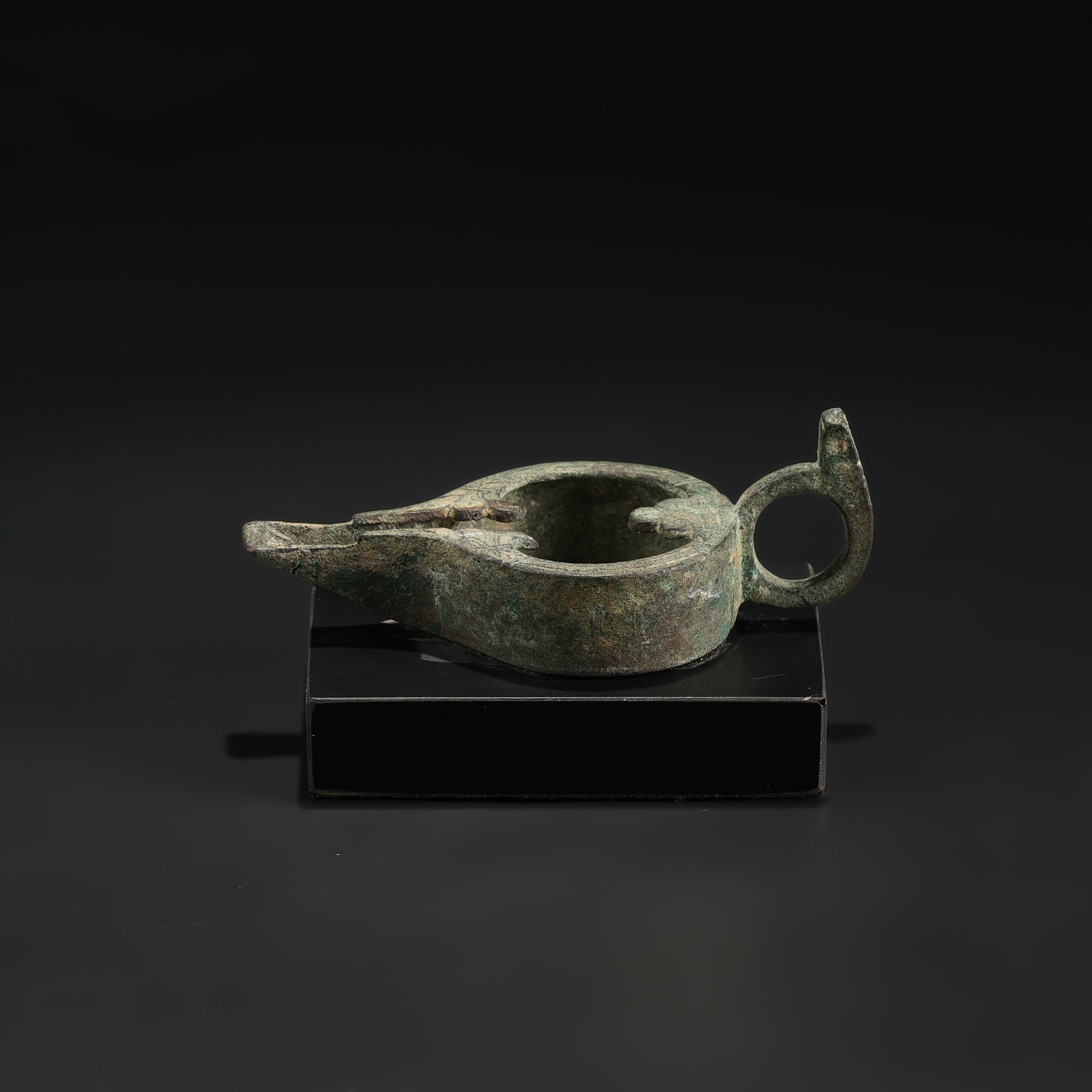 Ancient Bronze Oil Lamp with Decorative Handle Roman/Greek Style: Ancient Bronze Oil Lamp with Decorative Handle Roman/Greek Style featuring quality craftsmanship and collectible appeal. Suitable for display or collection. Size Detail: 11.6 x 6.2cm Total Weight: