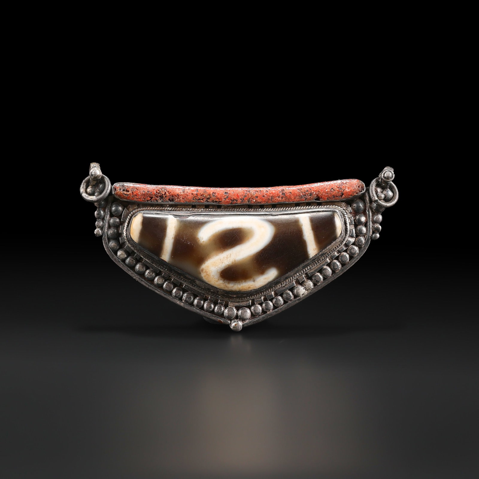 Nepalese Hand Made Vintage Jewelry Silver Pendant Decorated with Dzi Bead and Coral: Nepalese Hand Made Vintage Jewelry Silver Pendant Decorated with Dzi Bead and Coral featuring quality craftsmanship and collectible appeal. Suitable for display or collection. Size Detail: 7.6 x 3.6cm