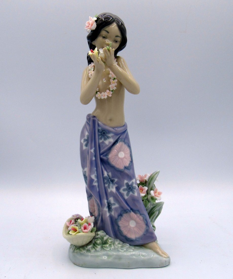 Lladro Hawaiian Girl Figure Aroma of the Islands #1480: Lladro Hawaiian Girl Spanish Porcelain Figurine Aroma of the Islands #1480, height: 9.25 inches.