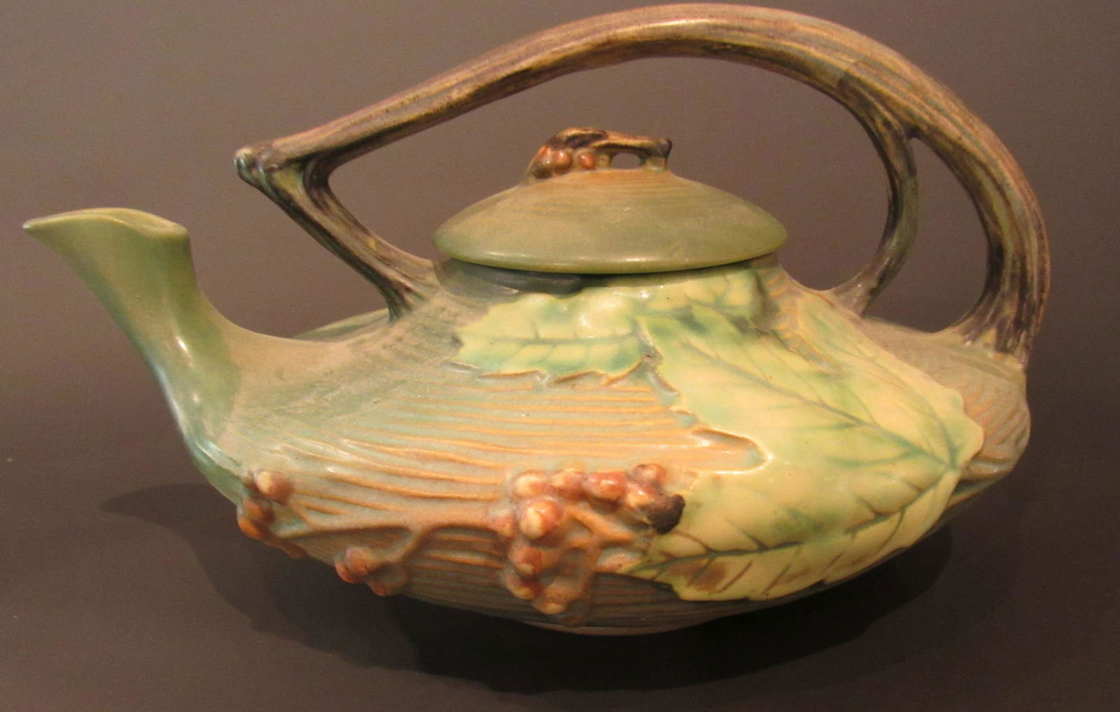 Roseville Pottery Tea Pot Teapot Bushberry 2-T (1 of 5)