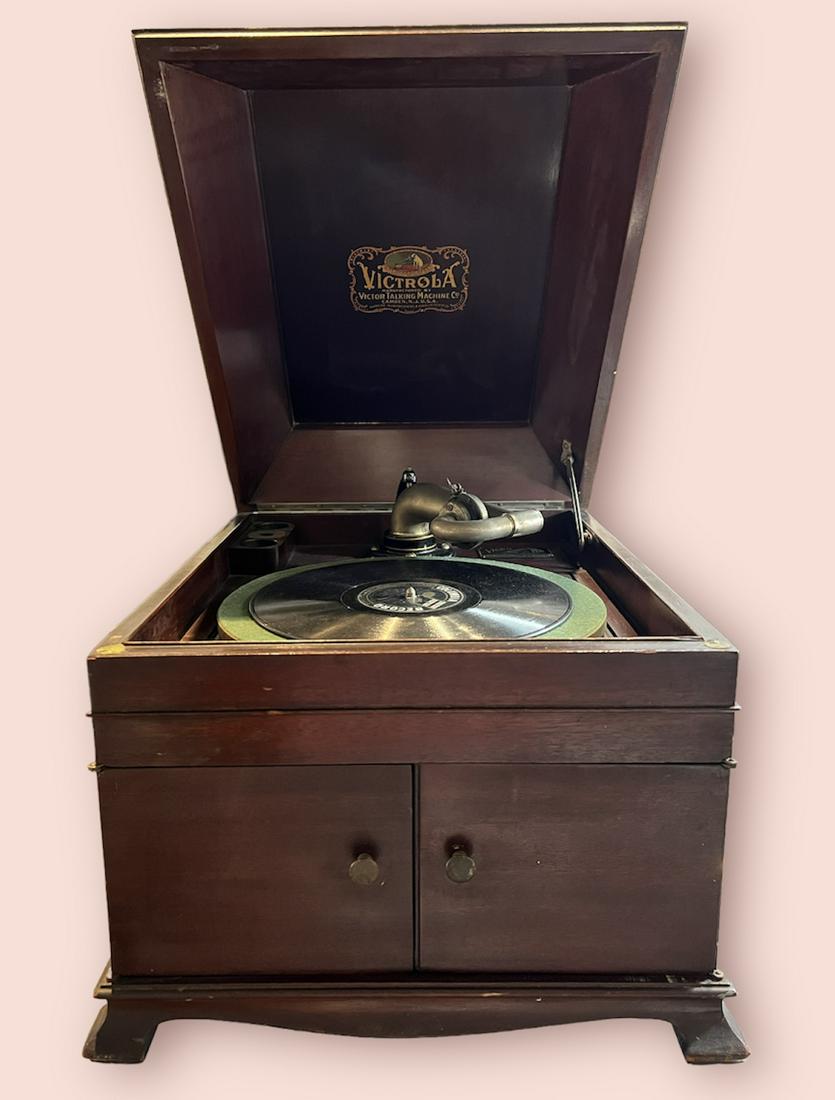 Antique RCA Victor Talking Machine The Ninth VV-IX- Tabletop Record Player C.1916: Antique RCA Victor Talking Machine The Ninth VV-IX- 78 RPM Record Player C.1916. There is a piece of the molding missing on the side. The record player is working perfectly!
