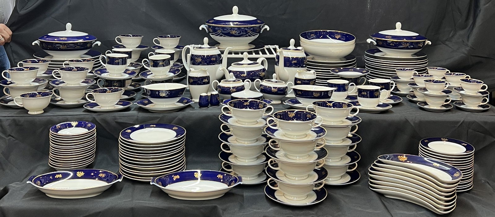 Vintage Huge Lot of Rosenthal China Set 209 Pieces Classic Rose Pattern: Lot of Rosenthal China Set 209 Pieces Classic Rose Pattern. Listing includes: ex: (Size)(Type)(# of Pieces). Pieces: (10") Dinner Plates (23),(11 3/4") Chargers (8), (6 3/4") Saucer & Cream Soup Bowls