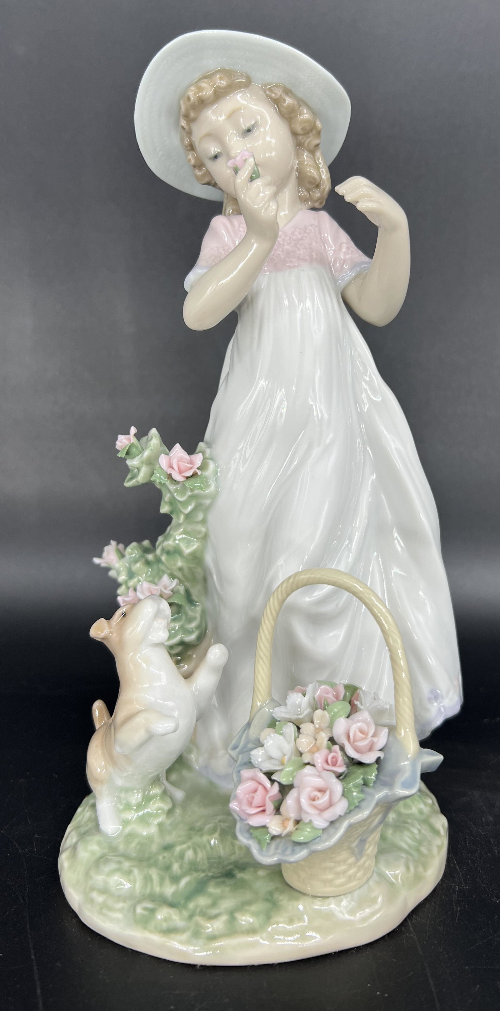 Antique Lladro Spain 'Joy in The Garden' #6999 Girl With Flowers Porcelain Figurine: Vintage Lladro Spain 'Joy in The Garden' #6999. Girl With Flowers Porcelain Figurine. No chips or cracks noticed. Signed on bottom.
