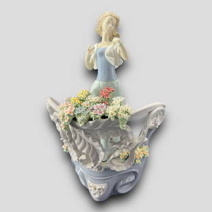 Lladro Spain #1862 'Loves First Light' No. 370 Figurine: Lladro Spain #1862 'Loves First Light' No. 370 Figurine. Signed on bottom. 'Loves First Light.' No chips or cracks. #1862.