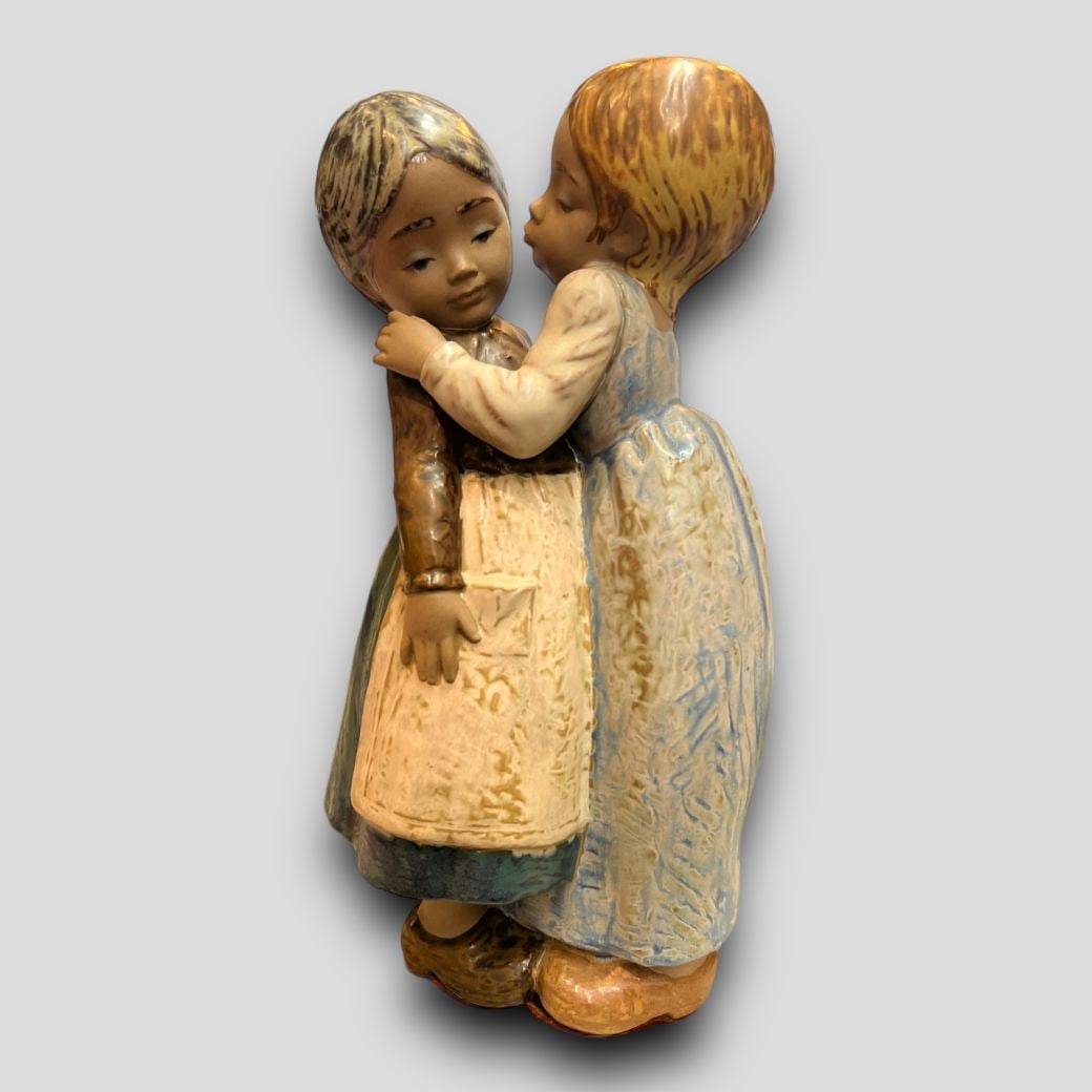 Antique Lladro Spain 2086 'The Little Kiss' 2 Girls Kissing Porcelain Figurine: Antique Lladro Spain 2086 'The Little Kiss' 2 Girls Kissing Porcelain Figurine. The bottom has been felt lined. #2086. Depicts 2 children kissing. Approximate size: 11'' x 5'' x 5''