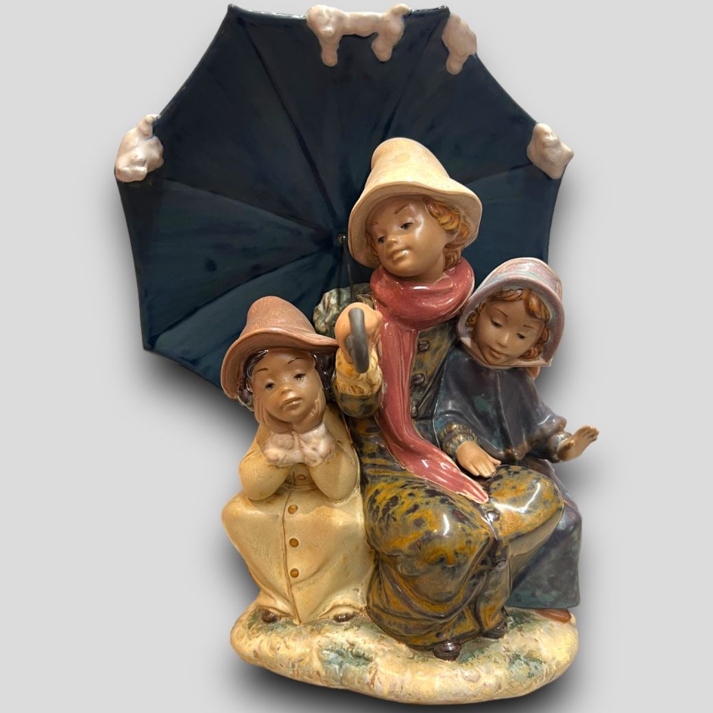 Antique Lladro Spain 'Three Under The Umbrella' / 'A Wintry Day' Porcelain Figurine (1 of 7)