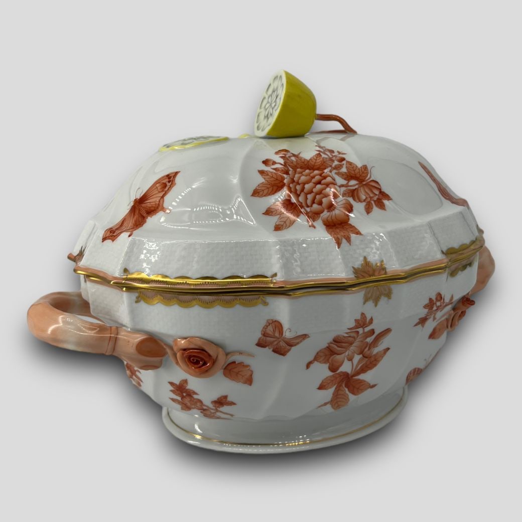 Antique Herend Hungary Rust Chinese Bouquet Lemon Tureen 1014/VBO: Antique Herend Hungary Rust Chinese Bouquet Lemon Tureen 1014/VBO. 1014/VBO. Hand Painted. Signed on the bottom. Approximate size: 10'' x 13'' x 7''
