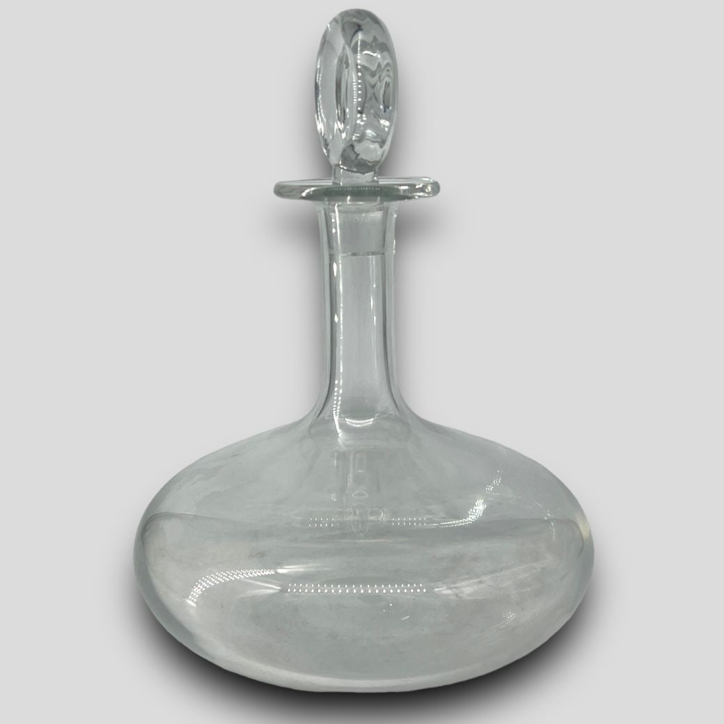 Antique Baccarat France 'Oenologie' Young Wine Decanter: Antique Baccarat France 'Oenologie' Young Wine Decanter. Signed on the bottom. 'Oenologie' pattern. No chips or cracks. Approximate size: 10.5'' x 7'' x ''