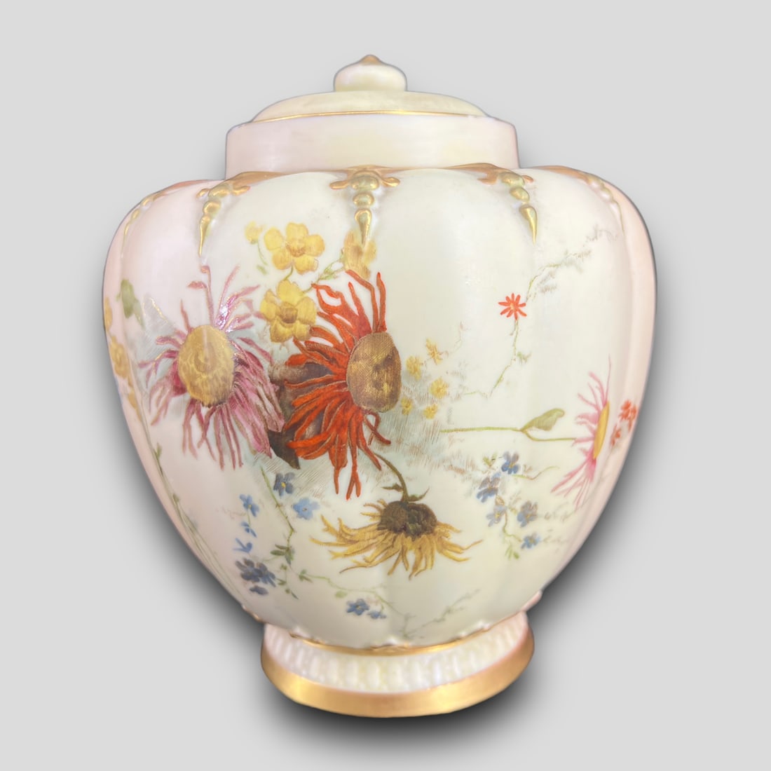 Worcester Royal 'The Stuart" for the Stonier & Co. Liverpool Porcelain Lidded Jar: Worcester Royal 'The Stuart" for the Stonier & Co. Liverpool Porcelain Lidded Jar. Signed on the bottom. Some gilt is faded on the lid. "The Stuart." Stonier & Co. Liverpool.