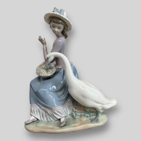 Lladro Spain 5034 'Goose Trying to Eat' 1979 Porcelain Figurine