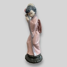Lladro Spain Japanese Geisha Girl Chrysanthemum Porcelain Figurine
