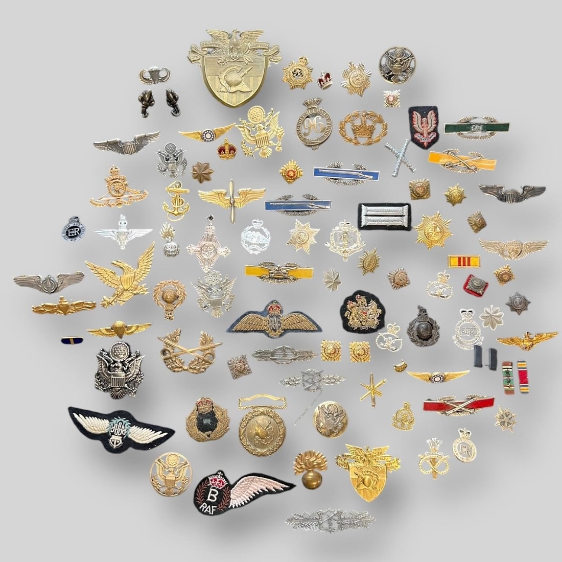 Vintage Lot of War Pin Patches Badges & Medals (1 of 7)