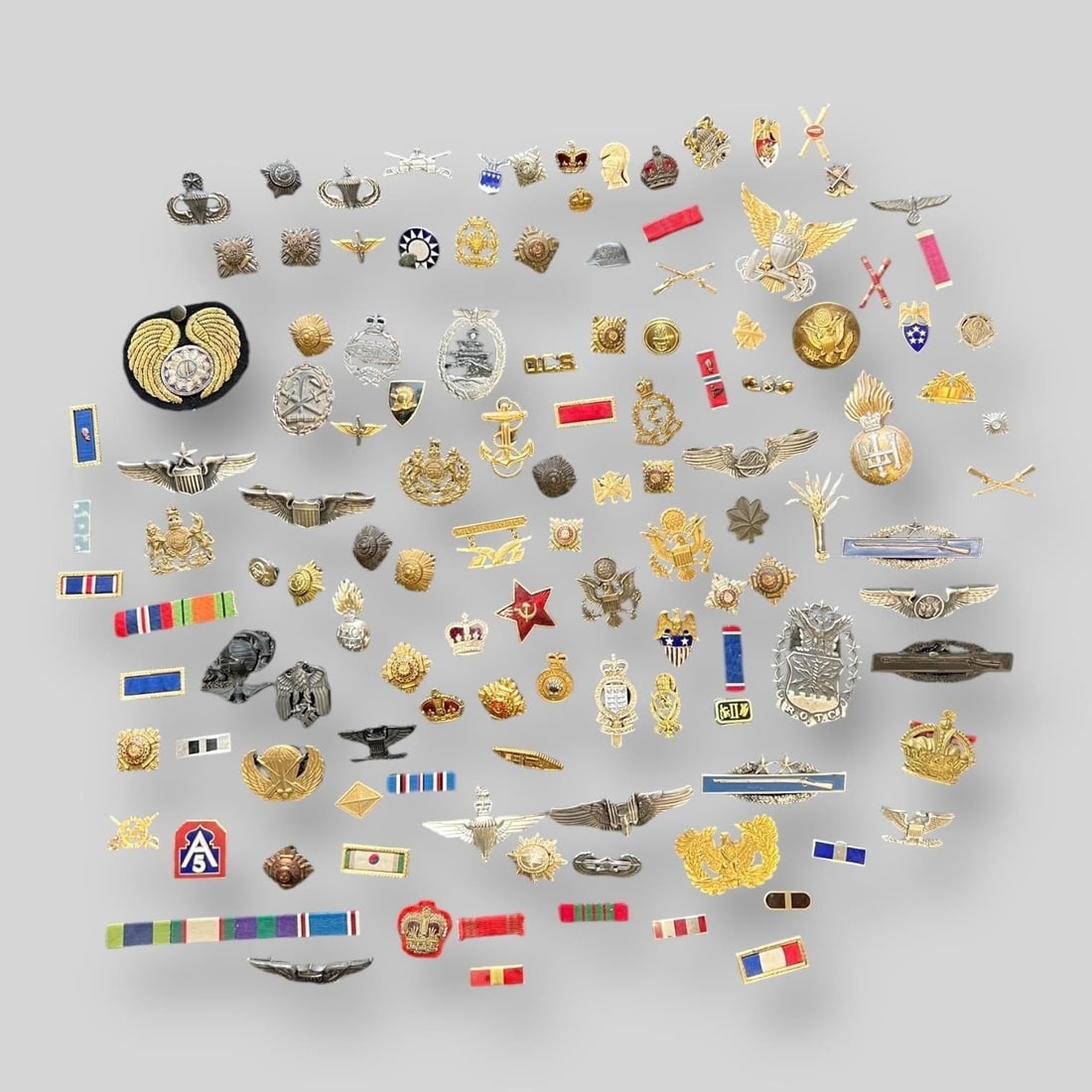 Vintage Lot of War Pin Patches Badges & Medals (1 of 6)