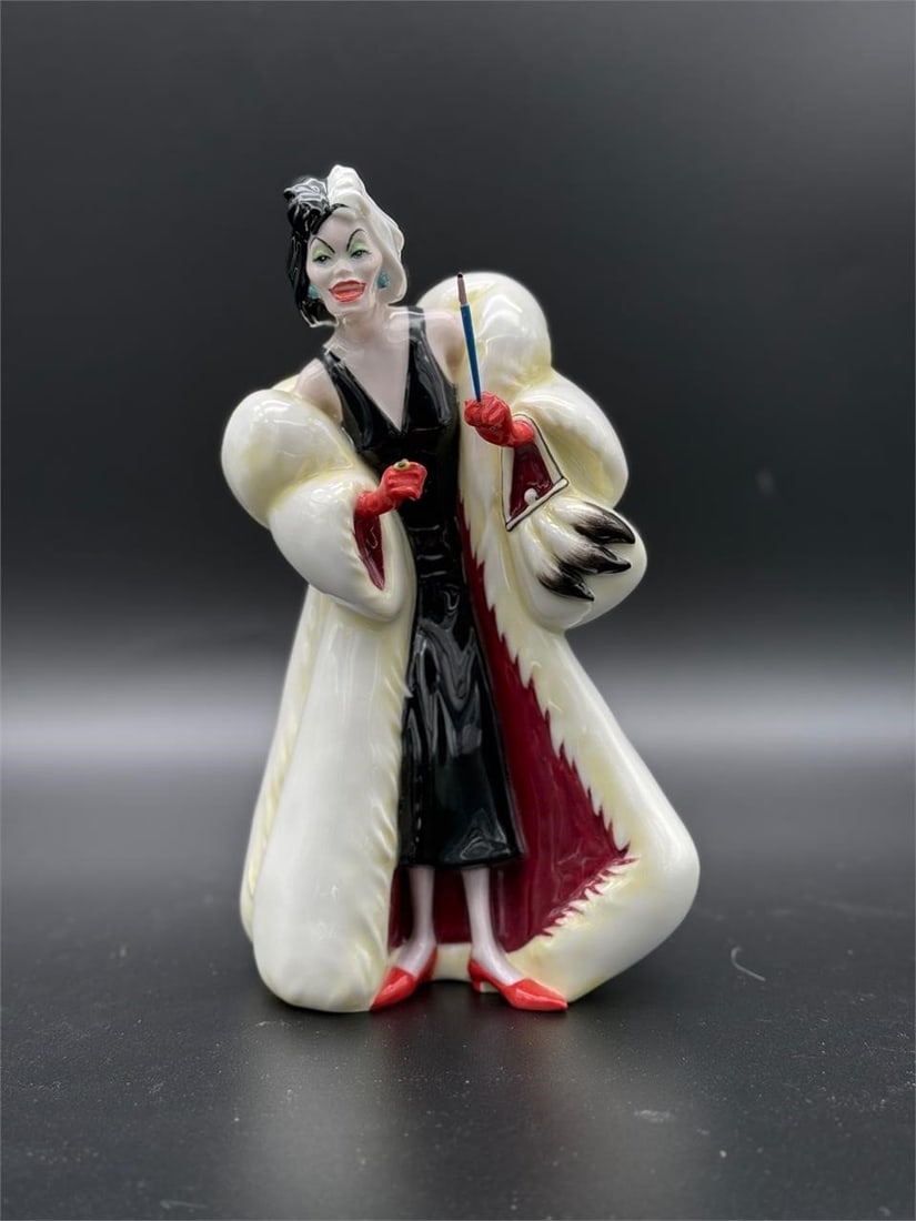 Royal Doulton Cruella De Vil Porcelain Figurine (1 of 8)