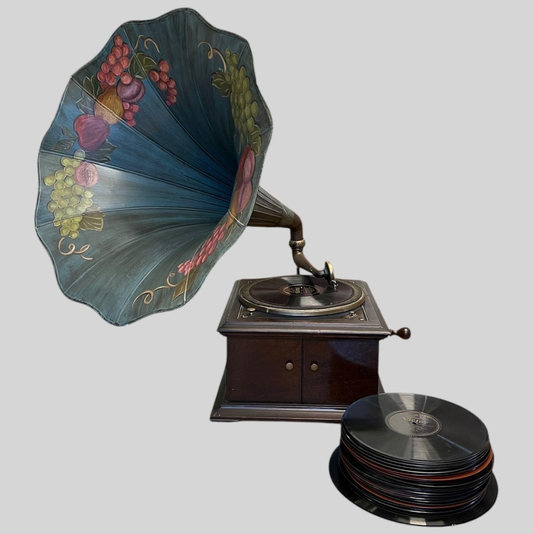 Victor Victrola Sixth VV-VI Phonograph with Record (1 of 20)