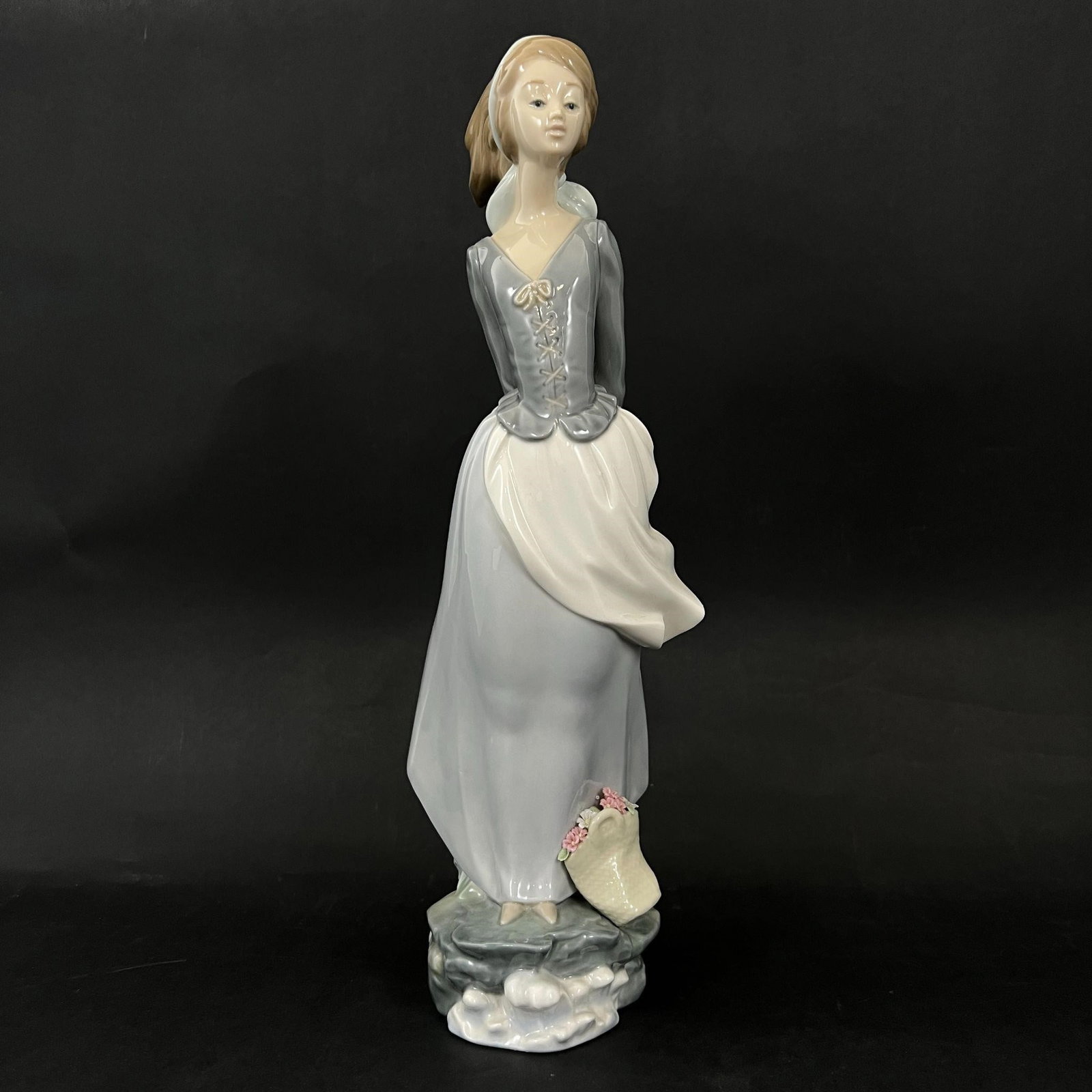 Lladro Spain Sea Breeze Porcelain Figurine #4922: Lladro Spain Sea Breeze Porcelain Figurine #4922. The flowers are not chipped or cracked. Signed on the base. Approximate dimensions (in): 14.25 x 4 x 5.. Buyer pays shipping cost. We provide in-house