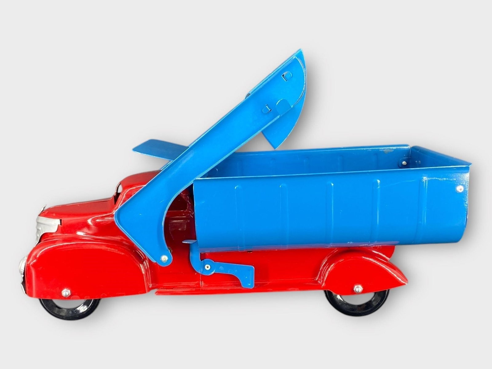 Marx Front Loader Red Blue Pressed Steel Truck: Marx Front Loader Red Blue Pressed Steel Truck . Approx. Dimensions (in): 17 x 10.5 x 7.75