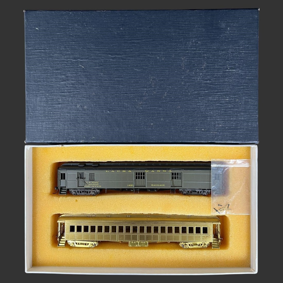 Railworks D.L.& W. #S-181 RPO-Baggage & Coach: Railworks D.L.& W. #S-181 RPO-Baggage & Coach . This particular set, the S-181, is part of a series of Boonton Car Sets representing the Delaware, Lackawanna & Western Railroad. Approx. box dimensions