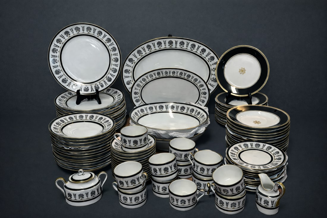 Richard Ginori Palmette Nero Dinner Service: Richard Ginori Palmette Nero Dinner Service 95 Pieces Fine Porcelain.