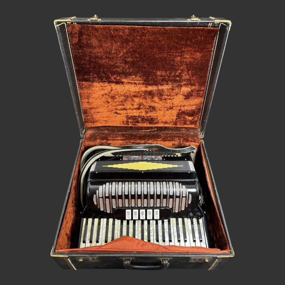 Vintage Italian Piano Accordion w/ Case (1 of 15)