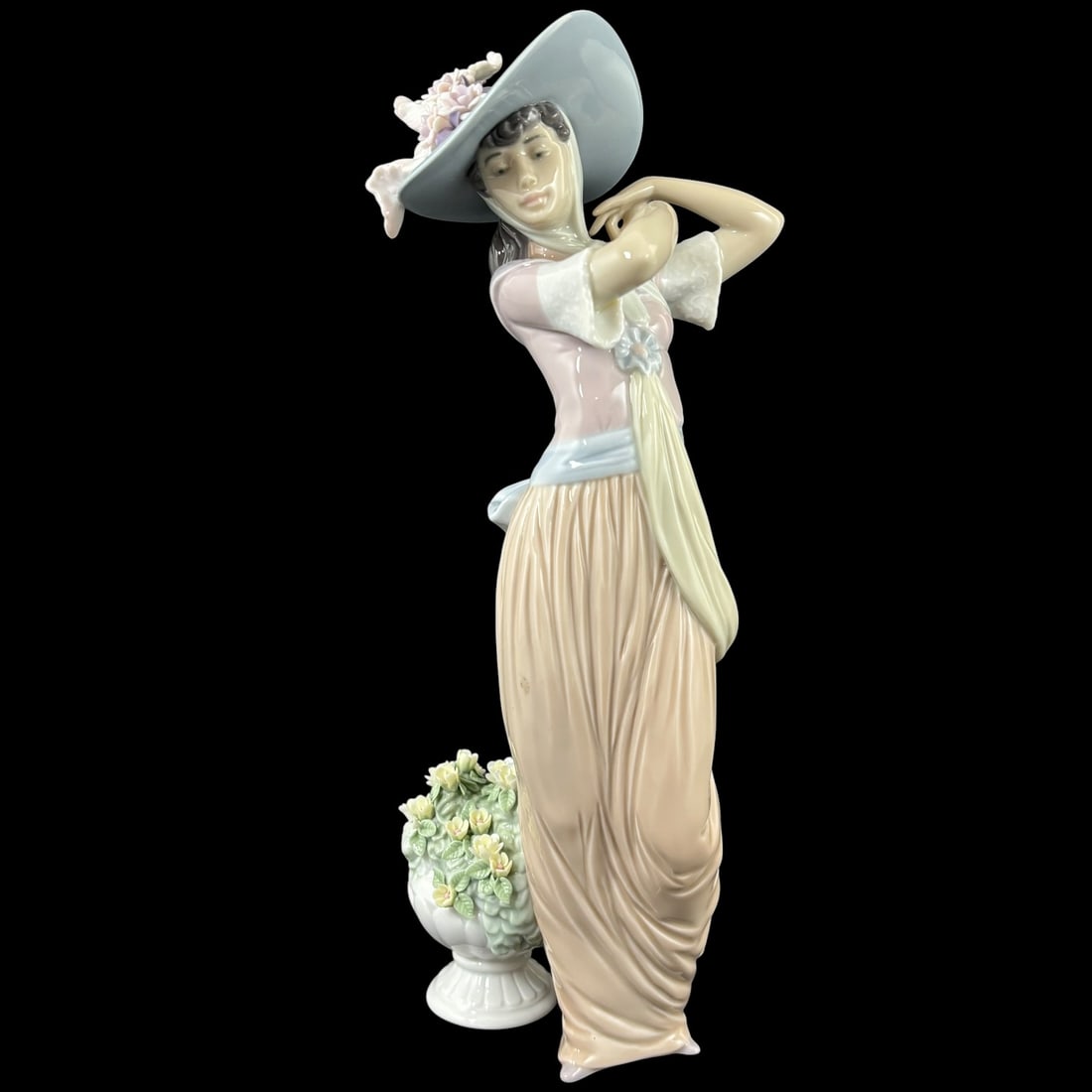 Lladro “A Garden Classic?? Porcelain Figurine #6280 Female with Flower Urn (1 of 10)