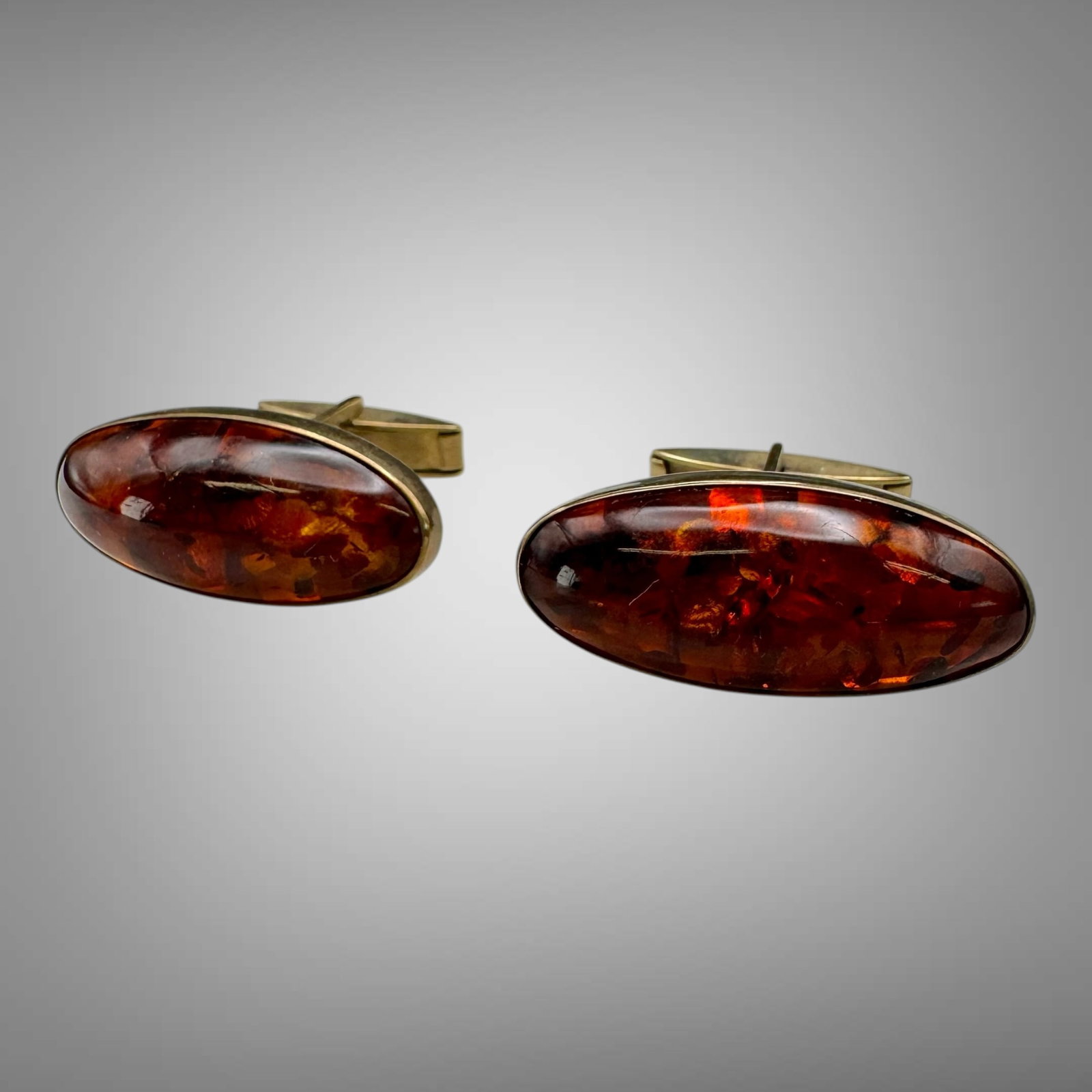 Vintage Amber & 8K Gold Cufflinks Marked 333: Elegant vintage cufflinks featuring rich cognac-colored amber cabochons set in warm yellow gold-tone mounts. Each cufflink is stamped 333, indicating 8 karat