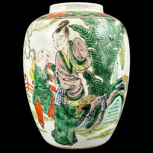 Chinese Famille Verte Porcelain Ginger Jar with Figural Garden Scene: A decorative Chinese famille verte porcelain ginger jar, hand-painted with a continuous garden scene featuring robed figures, banana leaves, rockwork, fencing, butterflies, and floral accents in green