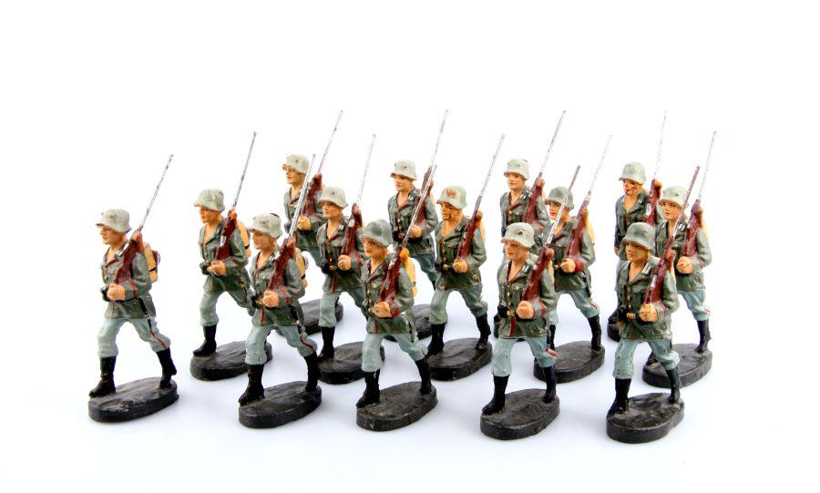 14 German Infantrymen, marching, Elastolin, produced: 14 Infanteristen im Marsch, offener Kragen, Elastolin, 7,5 cm-Größe, originale Bemalung, leicht bis mäßig berieben, kleine Risse, K2-, Massefiguren, passend zu Figuren von Lineol, 