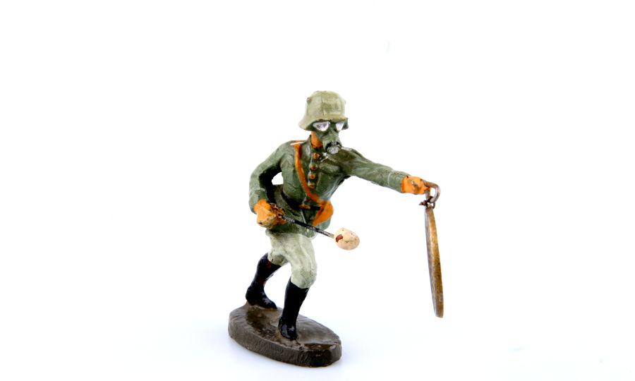 1 German Infantryman, Gas alarm, Elastolin, produced: 1 Gasalarmschläger mit Gasmaske, Elastolin, 7,5 cm-Größe, originale Bemalung, leicht berieben, kleine Risse, K2, Massefiguren, passend zu Figuren von Lineol, Elastolin, Tipple Topple, P