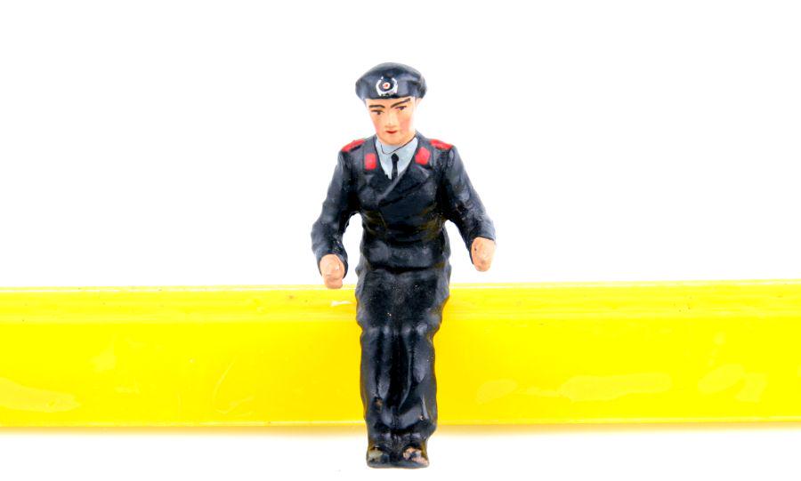 1 Tank driver, Lineol, probably a copy: 1 Panzerwagen-Führer für Panzerauto, Lineol, 7,5 cm-Größe, wohl Kopie oder neu bemalt, leicht berieben, kleine Risse, K2, Massefigur, passend zu Figuren von Lineol, Elastolin, Tipp