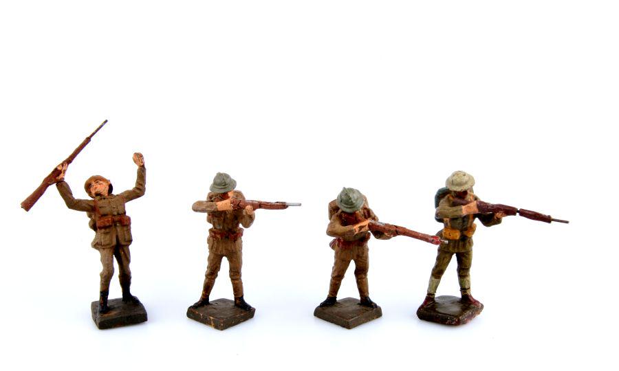 3 French Infantrymen, Lineol, produced about 1938: 3 Franzosen, khaki, (2 schießend, 1 fallend), 1 US-Soldat schießend, Lineol, 7,5 cm-Größe, originale Bemalung, mäßig berieben, kleine, teils deutliche Risse, insgesamt K2