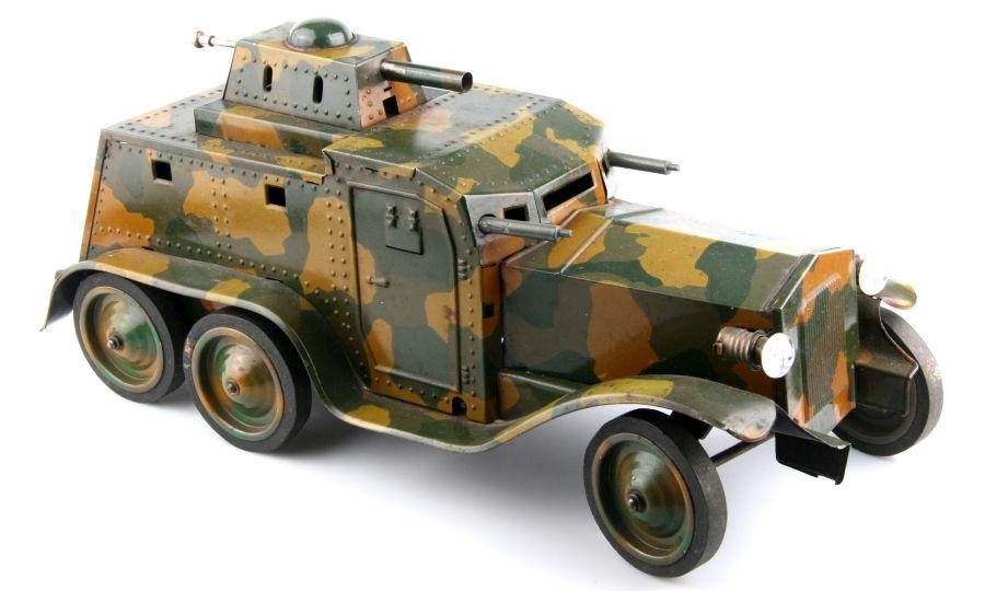 1 big armored car, Karl Bub, manufactured around 1938: 1 großes Panzerauto mit Federzug-Kanone (Stößel hängt fest) und 2 beweglichen MG, Karl Bub, Länge ca. 35 cm, passend für Figuren in 7,5 cm-Größe, Original-Lack,