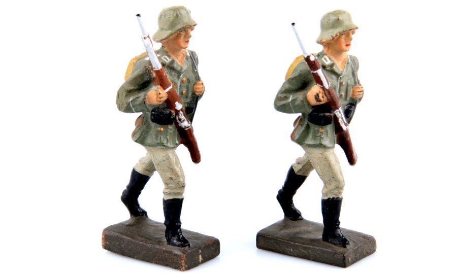 2 German soldiers, marching, Lineol, manufactured: 2x Soldat im Marsch, Gewehr vorn, Lineol, 7,5 cm-Größe, originale Bemalung, 1 leicht farblich fachmännisch ausgebessert, leicht berieben, kleine Risse, K2, Massefiguren, passend zu Figu