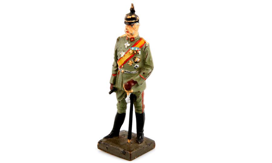 1 German President v. Hindenburg, Lineol, manufactured: 1 v. Hindenburg stehend mit Helm, Lineol, 7,5 cm-Größe, originale Bemalung, leicht berieben, kleine Risse, K2, Massefigur, passend zu Figuren von Lineol, Elastolin, Tipple Topple, Plastinol,