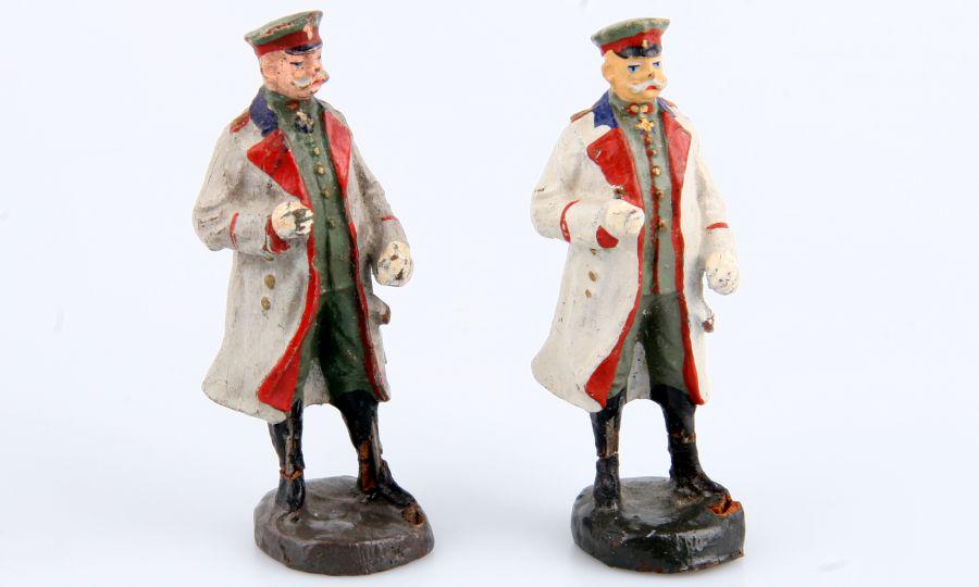 2 German President v. Hindenburg, Elastolin,: 2x v. Hindenburg als Generalfeldmarschall, Säbel fehlt, Elastolin, 7,5 cm-Größe, originale Bemalung, leicht und mäßig berieben, teils deutliche Risse und kleinere Materialdefe