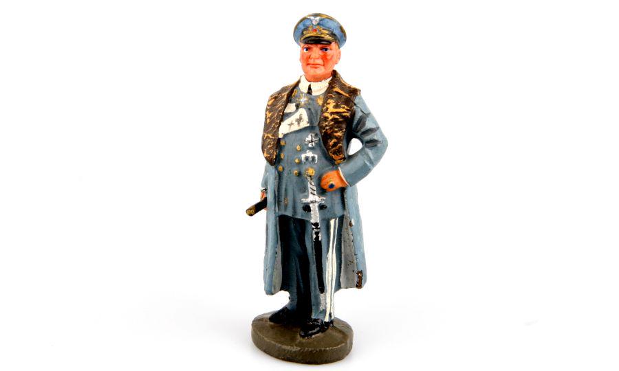 1 German Field Marshal Göring, Elastolin,: 1 Göring im Mantel mit Marschallsstab, Porzellankopf, Elastolin, 7,5 cm-Größe, originale Bemalung, teilweise überarbeitet, leicht berieben, kleine Risse, K2+, Massefigur, passend z