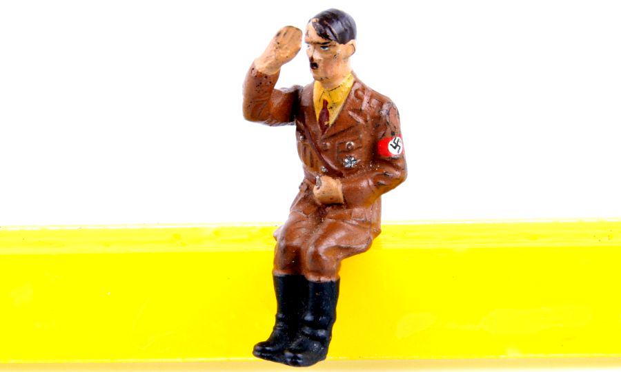 1 A. Hitler, Lineol, manufactured around 1938: 1 Hitler sitzend, Grußarm fixiert, Lineol, 7,5 cm-Größe, originale Bemalung, leicht berieben, minimale Risse, K2, Massefigur, passend zu Figuren von Lineol, Elastolin, Tipple Topple, Pl
