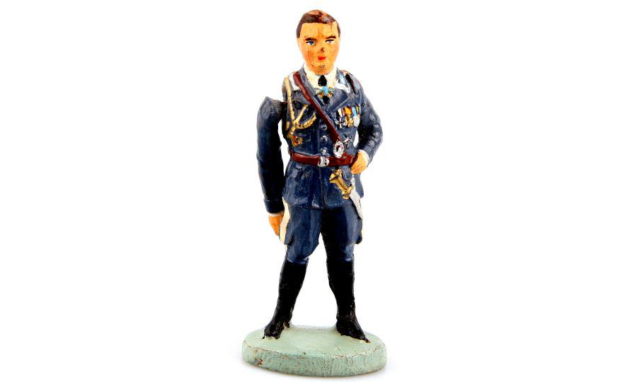 1 German Field Marshal Göring, Elastolin,: 1 Göring stehend in Flieger-Uniform, beweglicher Grußarm (sehr locker), Elastolin, 7,5 cm-Größe, originale Bemalung, am Kopf teils deutlich, sonst leicht berieben, minimale Risse, 