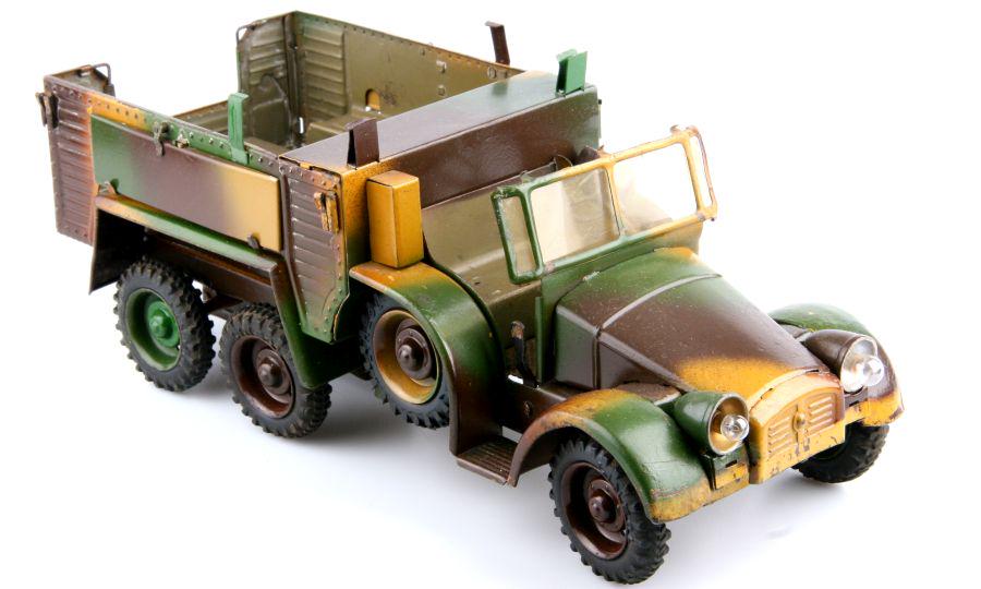 1 Krupp truck, Lineol, manufactured around 1938: 1 Krupp-Lkw, mimikry, Lineol, passend für Figuren in 7,5 cm-Größe, Original-Lack, vereinzelt farblich ausgebessert, mäßig berieben, Grabenbohlen und Ersatzräder erneuert,