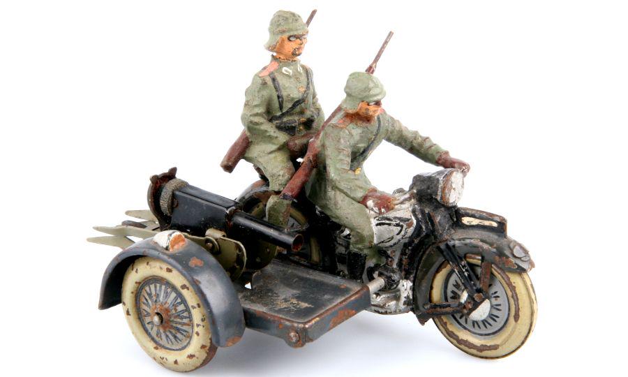 1 German sidecar machine with machine gun, Lineol,: 1 Motorradfahrer mit SMG auf Beiwagen und Sozius, bewegliche Blechräder, Lineol, 7,5 cm-Größe, originale Bemalung, mäßig berieben, kleine Risse, etwas flugrostig, MG-Verschlus