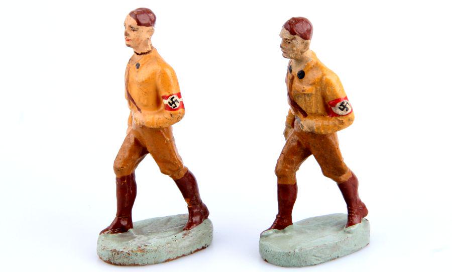 2 German Hitler-Jugend HJ, marching, Elastolin,: 2x HJ im Marsch ohne Mütze, Elastolin (ungemarkt), 7,5 cm-Größe, originale Bemalung, leicht berieben, HKs gut, bei 1 Figur Riss im Hals, K2 Massefiguren, passend zu Figuren von Lineol, 