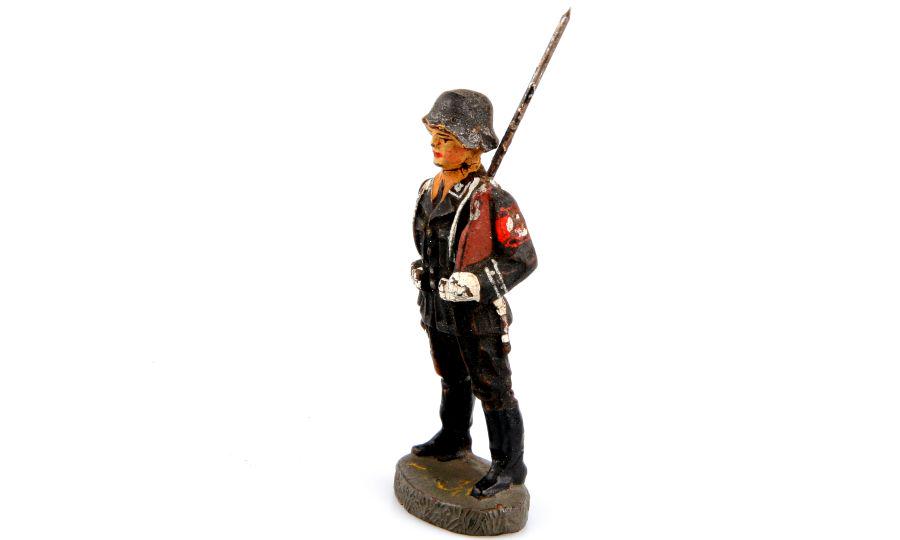 1 German guardsman SS Leibstandarte Adolf Hitler,: SS, Leibstandarte, 1 Ehrenwache, Gewehr über, Elastolin, 7,5 cm-Größe, originale Bemalung, HK nicht mehr sichtbar, mäßig berieben, deutlicher Riss im Hals, K2-, Massefigur, pa