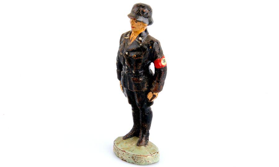 1 German guardsman SS Leibstandarte Adolf Hitler, stood: SS, Leibstandarte, 1 Mann stillgestanden, Elastolin, 7,5 cm-Größe, originale Bemalung, mit Klarlack überzogen, HK gut, mäßig berieben, kleine Risse, K2-, Massefigur, passend z
