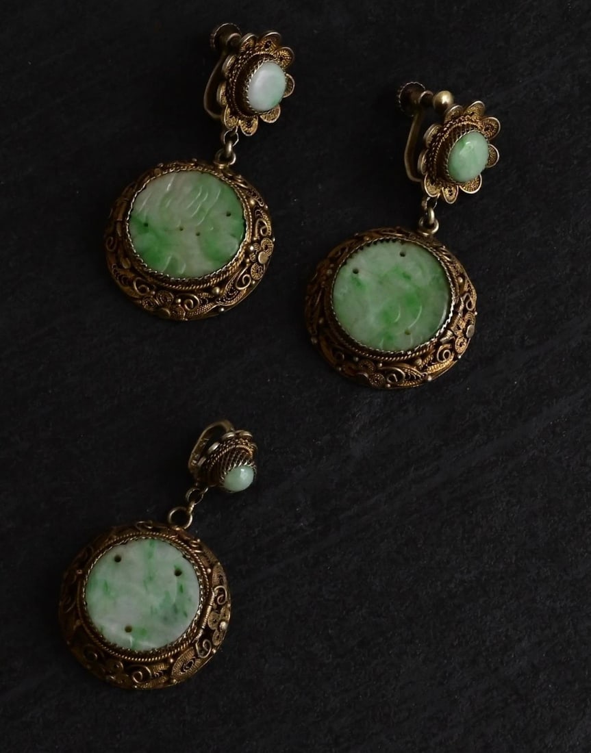 Antique Chinese Jade Filigree Silver Earring & Pendant Set Lockets 29.84g: Exquisitely crafted and rich with cultural elegance, this antique Chinese jewelry set features a pair of jade and silver filigree earrings with a matching pendant, each doubling as a miniature locket.