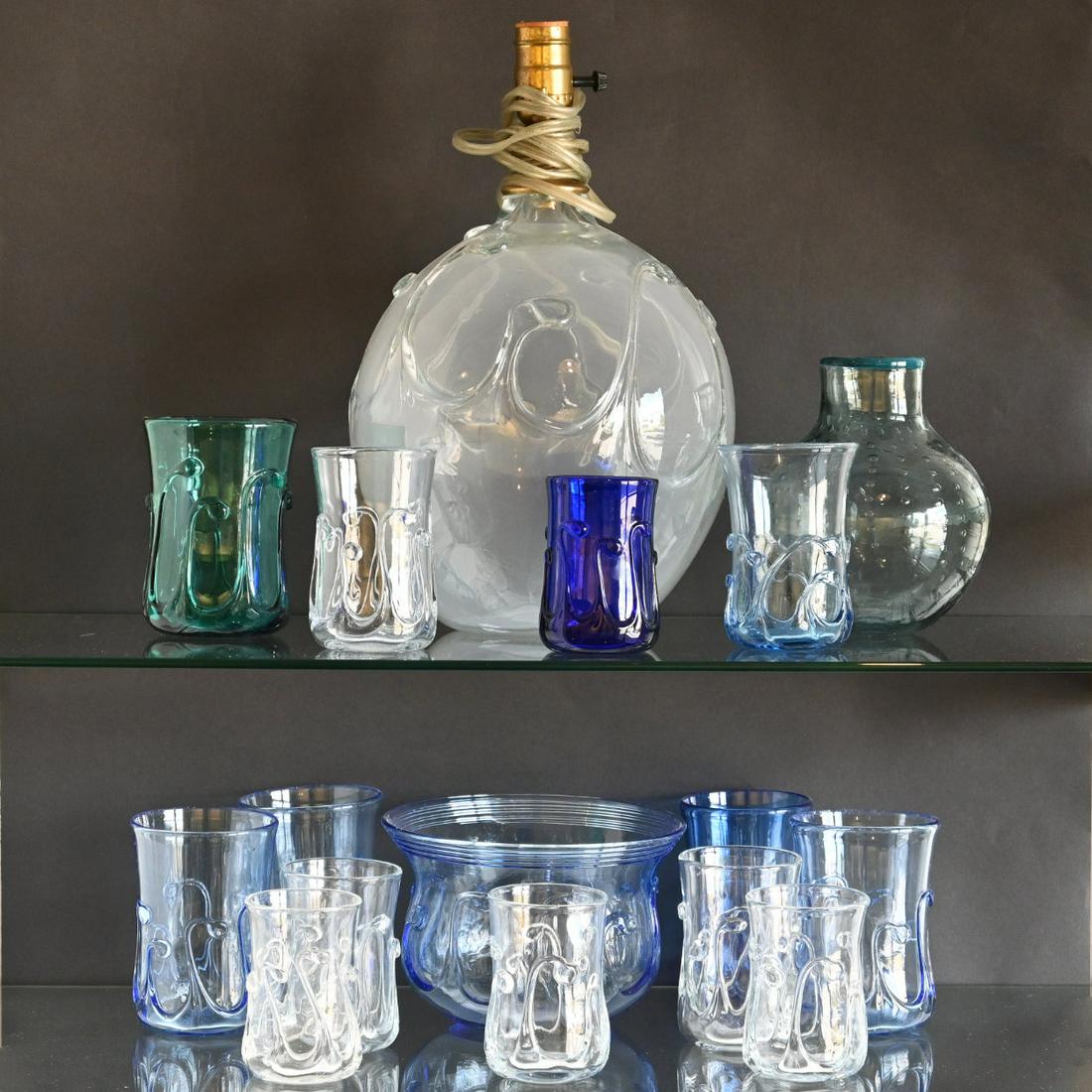 Lot Of Contemporary New Hampshire Art Glass: Group Of 16 Assorted Free-blown Art Glass By New Hampshire Makers, Including A Richard Harkness (Epsom, NH) Spherical Table Lamp And Controlled Bubble Vase, A Bruce Cobb (Pittsfield, NH), Bowl And Ass