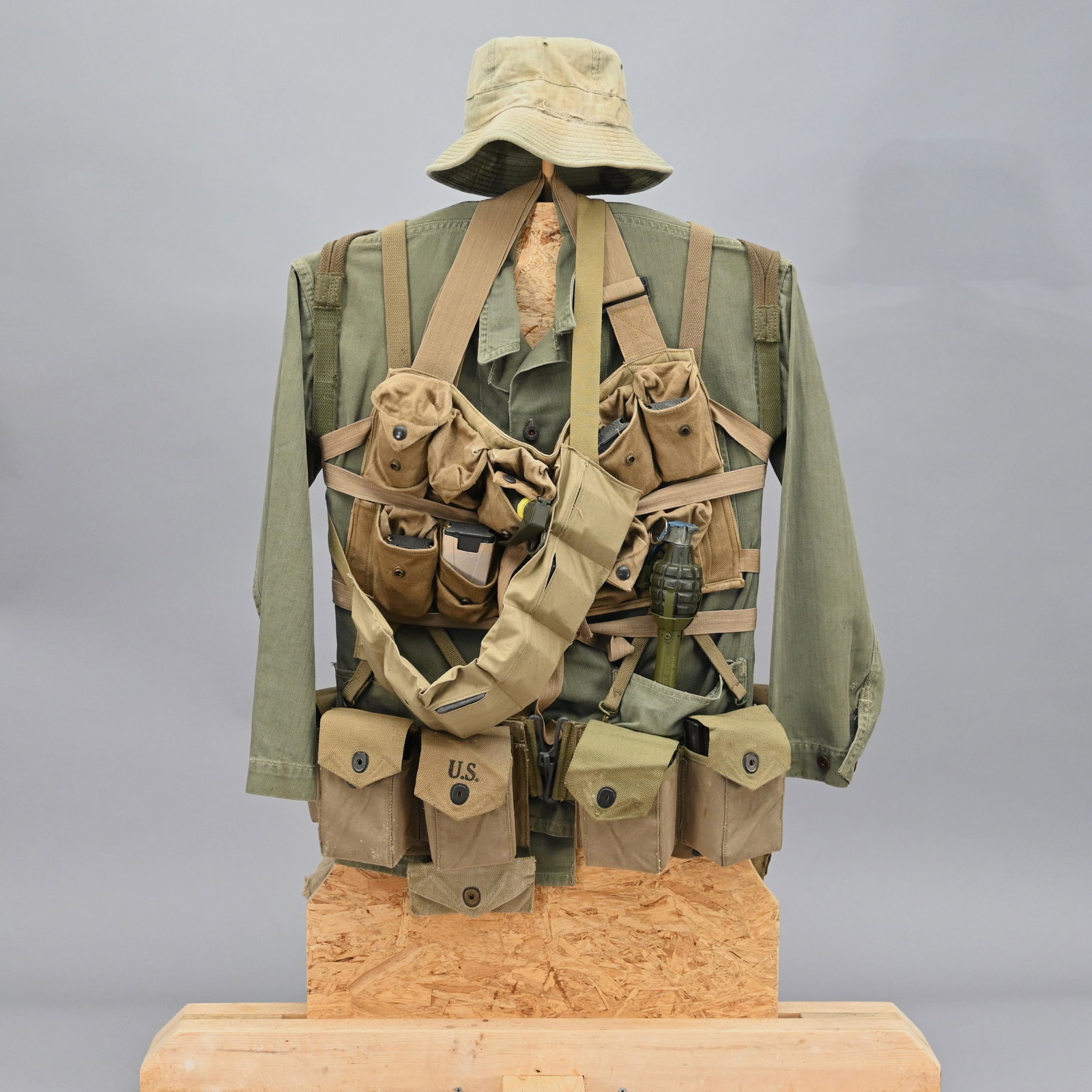 US Military Soldier Field Gear Display - Eightball: Includes the following: - Herringbone bucket hat - USMC herringbone jacket/shirt - (3) Pineapple grenades (dummy/inert) & M1A2 projection adapter - Cloth M1 Garand ammo belt with (10) clips - Ammo bel